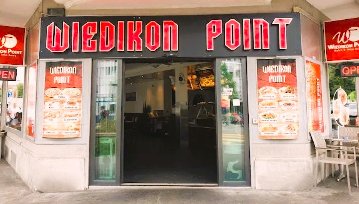 Innenansicht von Kebizza mit roten Akzenten